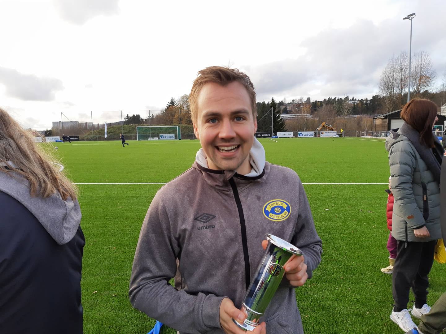 Eirik Kjønø tok Grorud fra 2. divisjon til 1. divisjon i 2019. Her med det synlige beviset etter siste serierunde mot Fram Larvik, hjemme på Grorud.