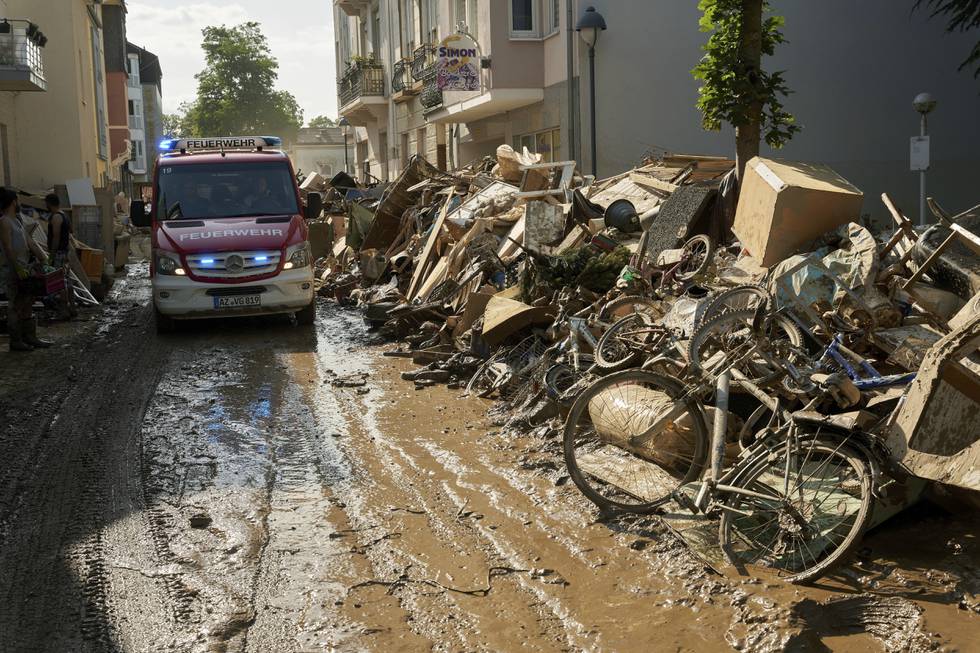 Tallet på døde stiger etter flommen i Tyskland, der det fortsatt letes etter savnede. Foto: Thomas Frey / DPA / AP / NTB