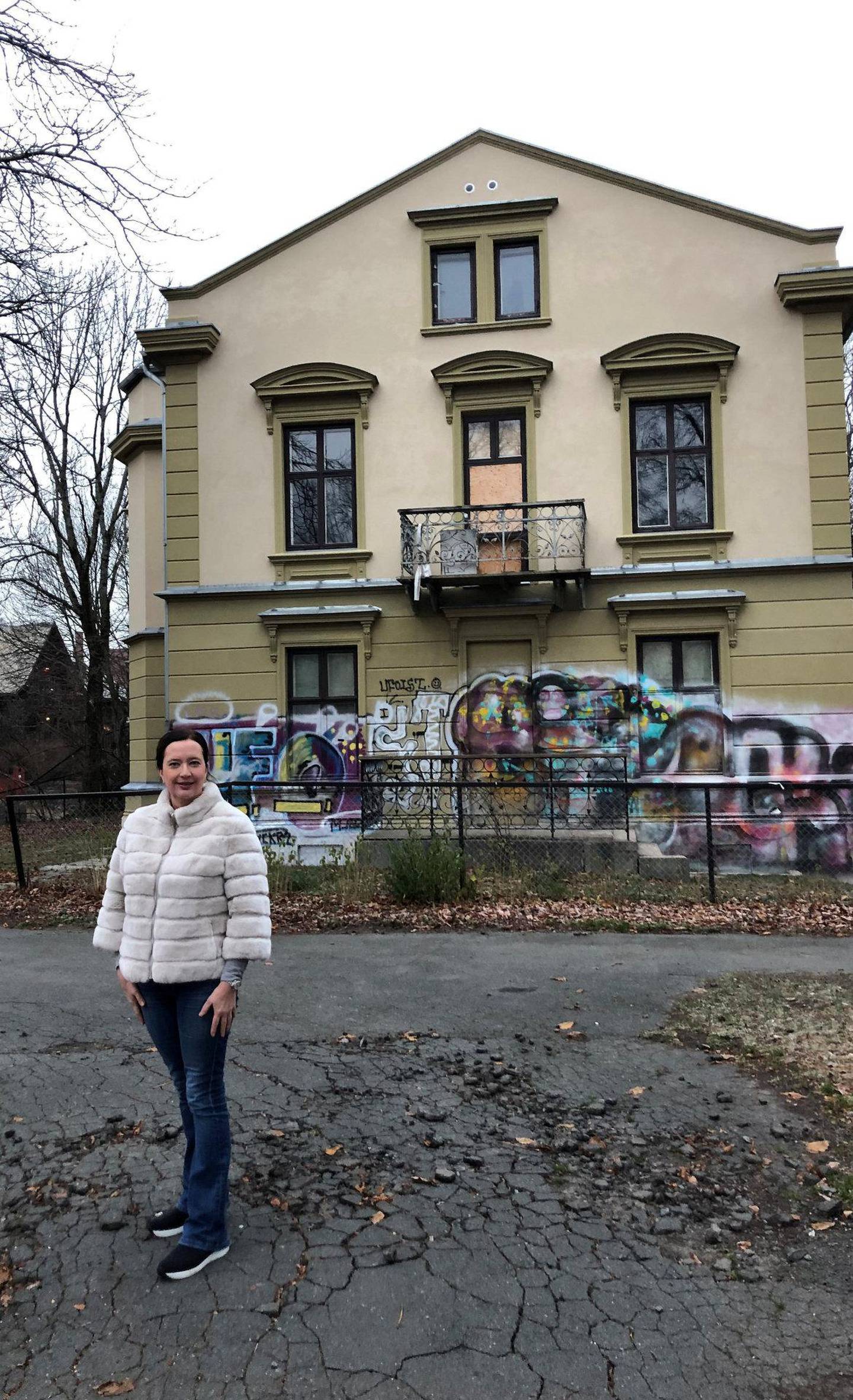 For ett år siden skulle dette huset pusses opp. Men det står fortsatt tomt, forteller en frustrert BU-leder Anne Christine Kroepelien.