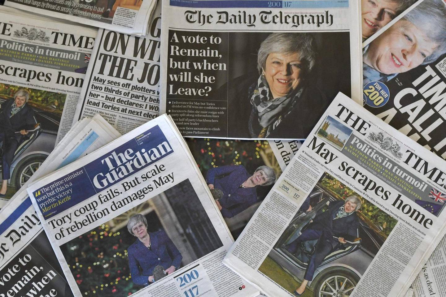 UVISSHET: Britiske aviser etter mistillitsvotumet mot May. FOTO: NTB SCANPIX