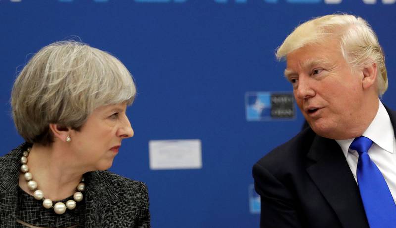 Storbritannias statsminister Theresa May har kritisert USAs president Donald Trump for den kontroversielle tvitringen. Trump svarte med å tvitre igjen om May. Her fra NATO-toppmøtet i mai.