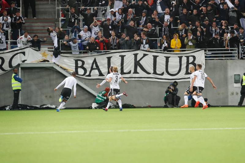 Oslo  20180916.
Rosenborgs Issam Jebali  (tv) avgjorde med 2-3 mål Vålerengamot i søndagens eliteseriekamp i Oslo.
Foto: Terje Bendiksby / NTB scanpix