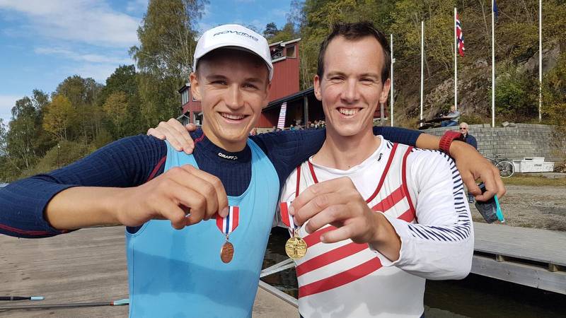 Lars Martin Benske (til venstre) trives som makker med sarpingen Jens Holm, og ser for seg at de kan havne i båt sammen i OL i Paris. Her har de to tatt henholdsvis bronse- og gullmedalje i NM i 2018.