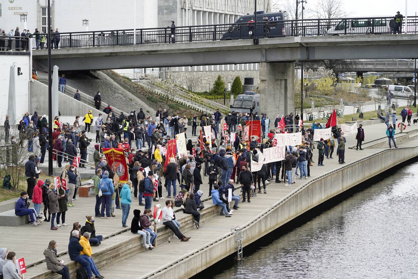 Motdemonstrantene holdt til på andre sida av elva for Sian-demonstrasjonen i Sandvika i fjor.