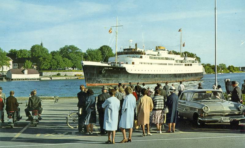 DANSKEBÅTEN: Passasjerferja «Peter Wessel», som gikk mellom Norge, Sverige og Danmark, ankommer Fredrikstad og Tollbodbrygga på 1960-tallet. Alle bildene er hentet fra Tom Hilding Johnsens postkortarkiv.