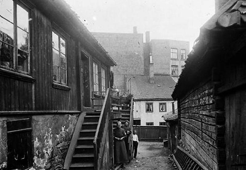 LEK, CIRKA 1910: Bindingsverkshuset Kanten 3 ble revet i 1922 for å gi plass til Deichmanske bibliotek og Margaretakyrkan.