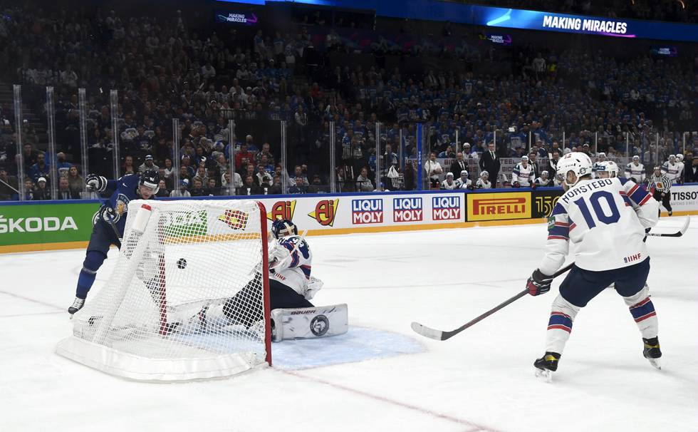 Finands Harri Pesonen gjør 2-0-målet mot Norge i ishockey-VM fredag. Foto: Emmi Korhonen / Lehtikuva / AP / NTB