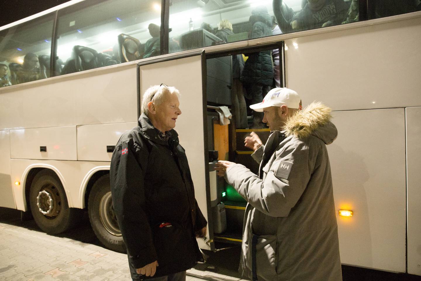 Bussjåfør Leif M. Haaland i samtale med David før avreise i Przemysl.