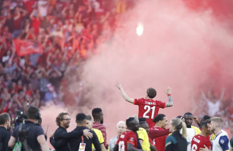 Liverpools matchvinner på straffer, Kostas Tsimikas bæres på gullstol på Wembley lørdag kveld.