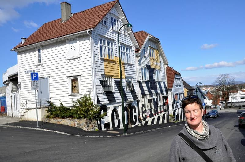 Byantikvar Hanne Windsholt vil ta vare på trehusene ved Nytorget. Trehusrekken, som står til forfall i regi av Stavanger kommune, er nå malt med gatekunst i regi av Nuart.