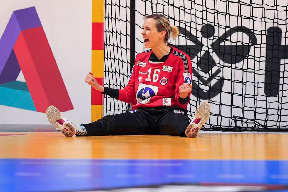 Landslagskeeper Katrine Lunde jubler etter en av mange redninger mot Romania i håndball-VM. Foto: Beate Oma Dahle / NTB