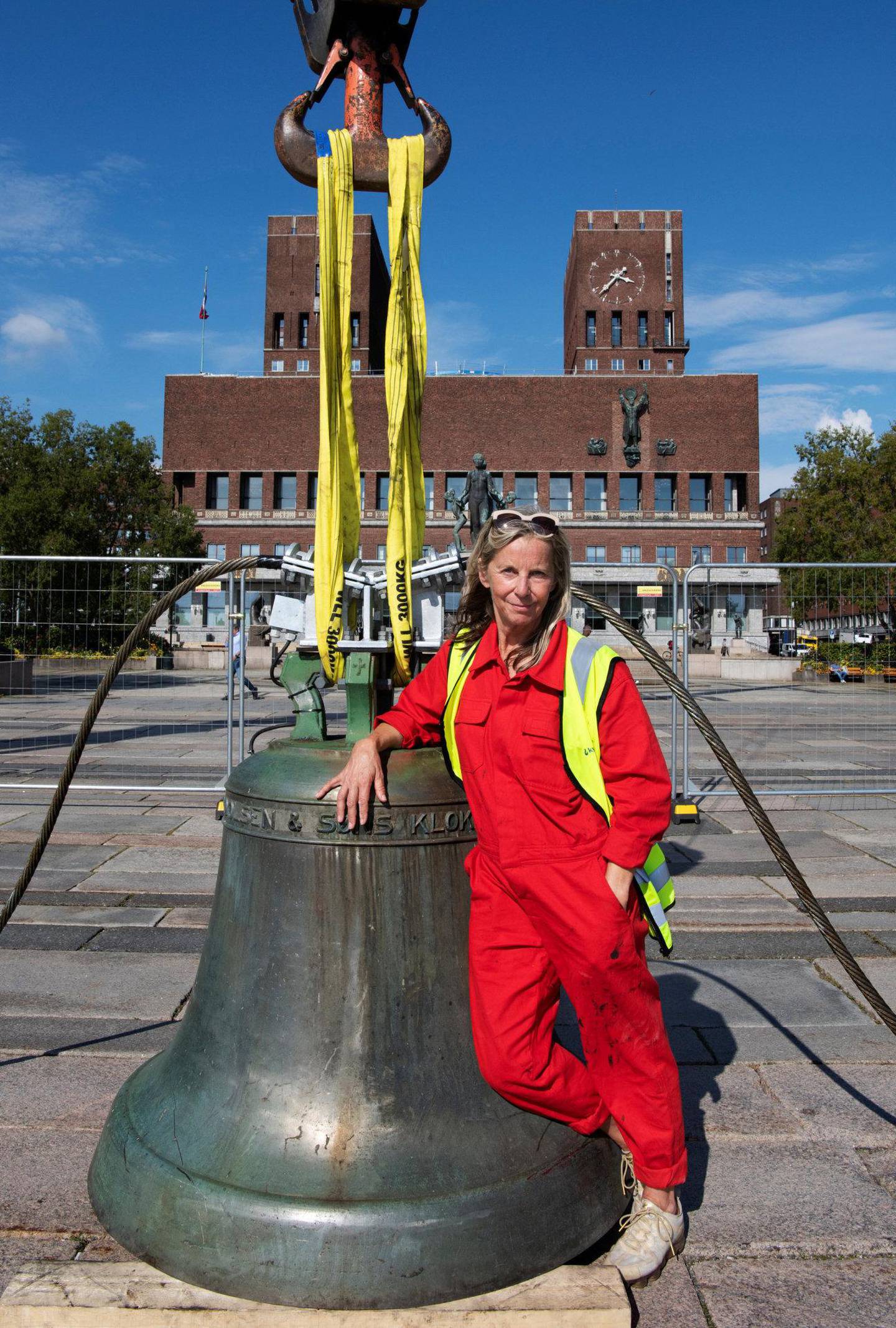 Kunstner A K Dolvens er 1, 5 tonn tunge «Untuned Bell» har fått permanent plass over Honnørbrygga i Oslo. Her er Dolven under monteringen foran åpningen av kunstverket i dag, lørdag.
Foto: Mimsy Møller