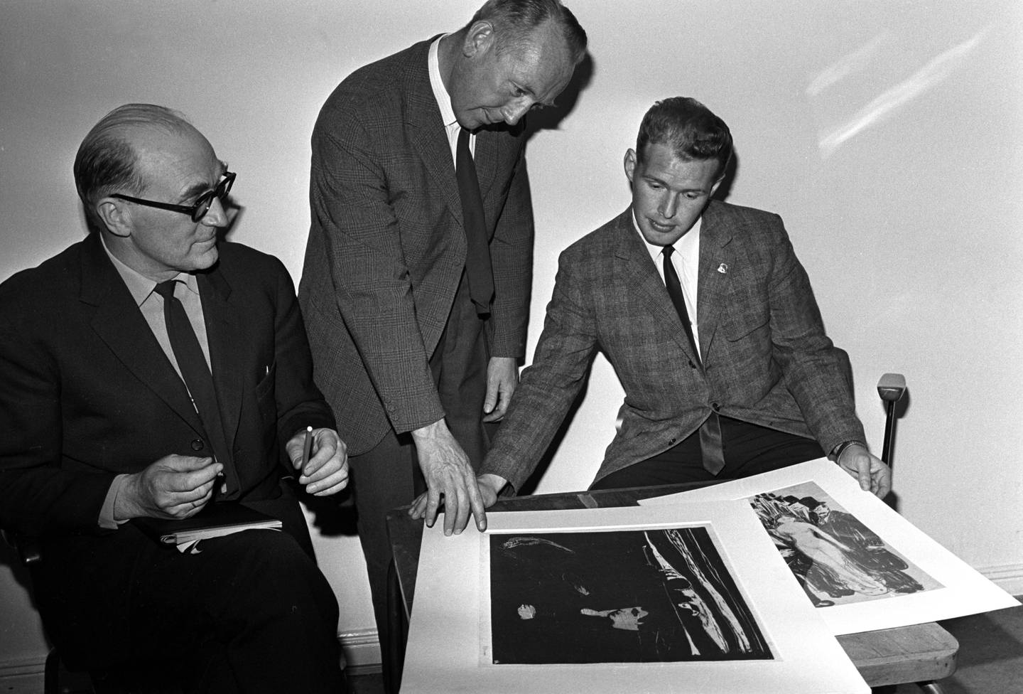I 1968 ble det avdekket at en konservator ved museet hadde stjålet en rekke grafiske verk og solgt dem til samlere i Sveits. Her politiets pressekonferanse om Munch-tyveriene. Fra v. Førstebetjent Kristian Duaas, betjent Bernhard Kolstad og overkonstabel Leif a. Lier med to Munch-arbeider.