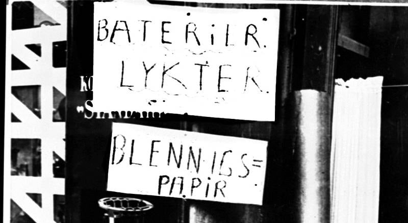 Reklame for sivile krigseffekter i en Oslo-forretning de første dagene etter 9. april. Batterier, lykter og blendingspapir er å få kjøpt. FOTO: NTB SCANPIX