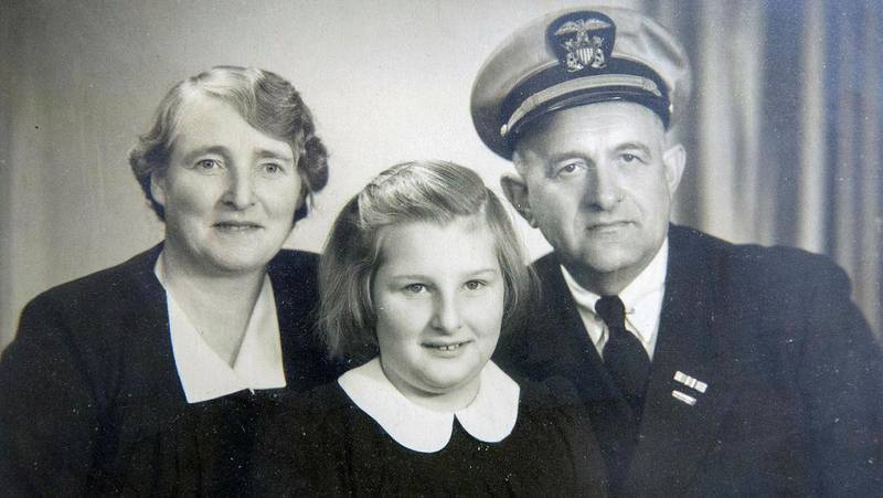 Berit Sommernes har lånt ut et familiebilde som viser; Kristin, Berit og Johan Anker Olsen. Sistnevnte var styrmann, og ble torpedert tre ganger under krigen.
