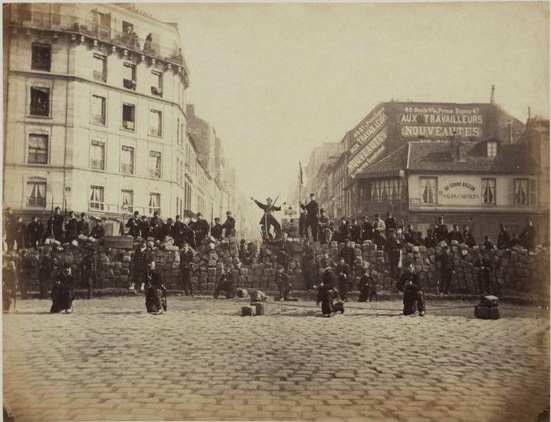 En barrikade satt opp av nasjonalgarden i Paris 18. mars 1871.
