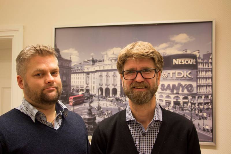 Julestemning: Bjørn Morgan Johansen (til venstre) og Arild Bjørvåg arrangerer 12 julemiddager i desember.