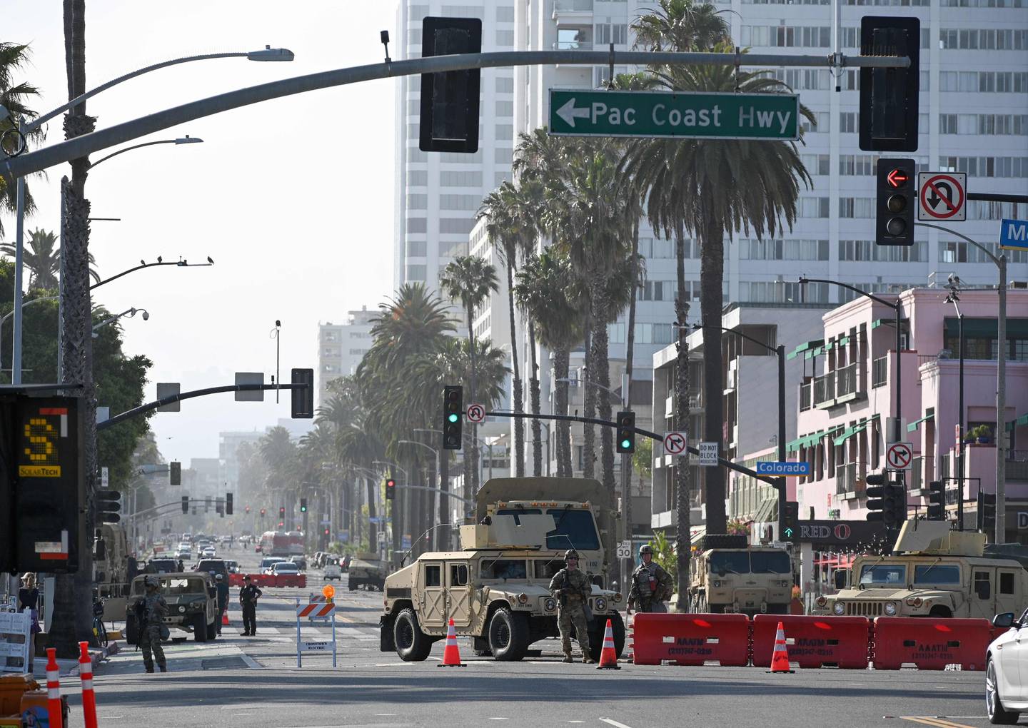 National Guard troops blockading Ocean Ave in Santa Monica, California June 3, 2020 where commercial streets are off limits following looting and destruction of shops in the area on Sunday night. (Photo by Robyn Beck / AFP)