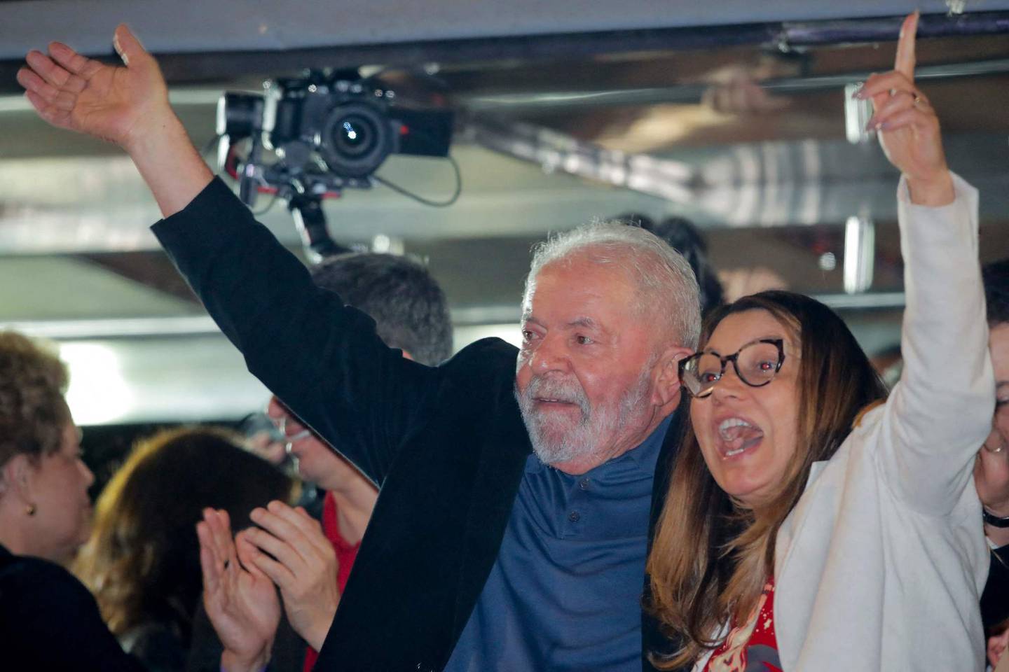 Luiz Inacio Lula da Silva vinker til tilhengerne med sin kone Rosangela "Janja" under første runde av valget.