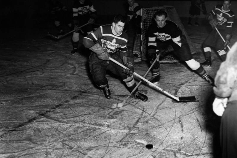Det var Canadas iskrigere som vant OL-turneringen i Oslo i 1952. Jordal var uten tak og spillerne var barhodet.