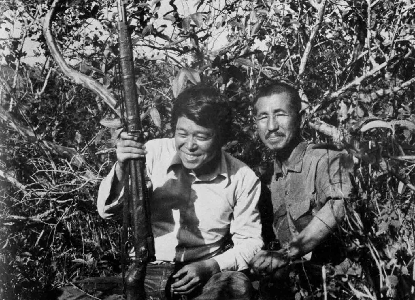 Den unge studenten Norio Suzuki (til venstre) klarte å spore opp Hiroo Onoda i februar 1974. Suzuki tok dette bildet for å bevise for japanske myndigheter at Onoda fortsatt var i live.