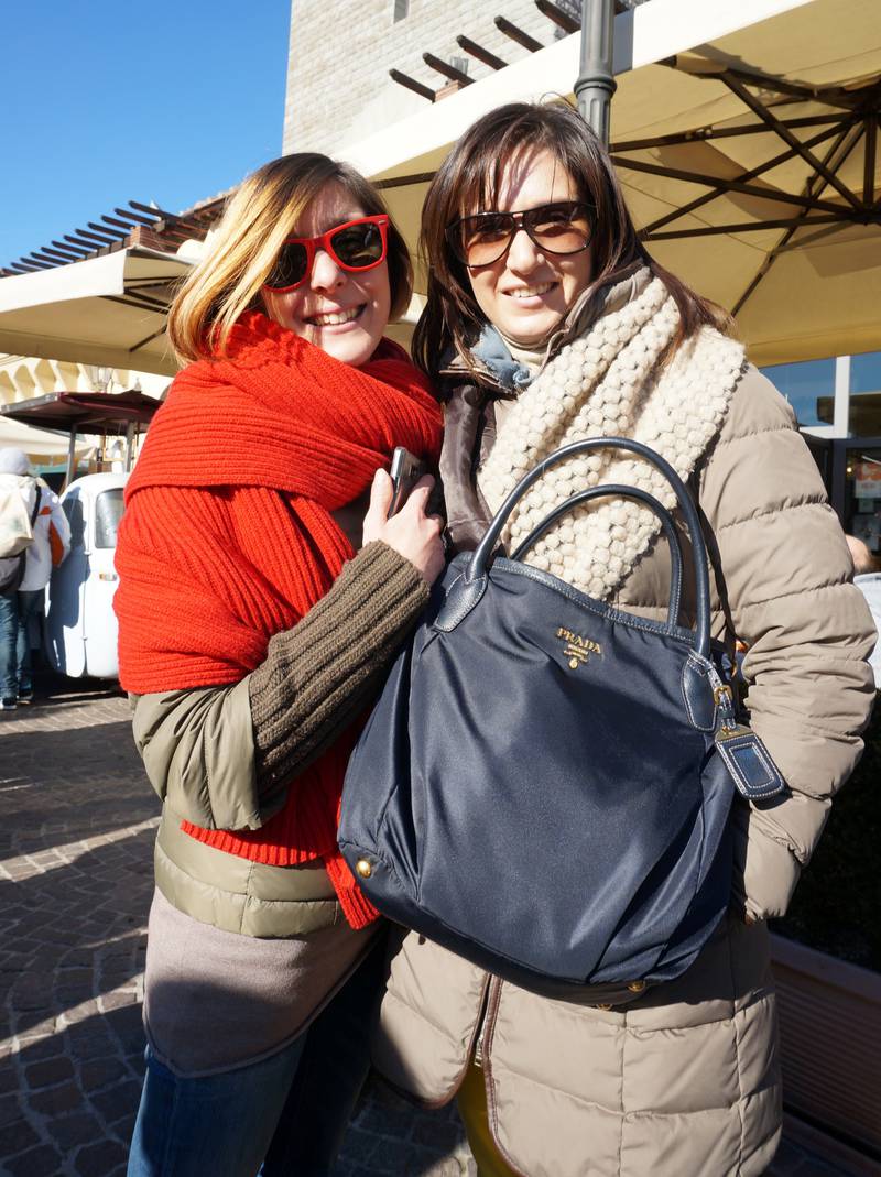 Claudia Amatucci og venninnen Alicia Venerandi leter etter røverkjøp i Barberino. 