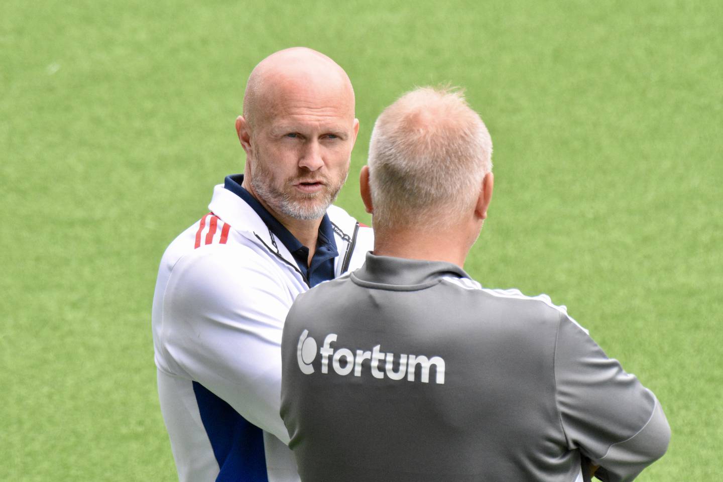 Vålerenga-sportssjef Joacim Jonsson i samtale med trener Dag-Eilev Fagermo torsdag.