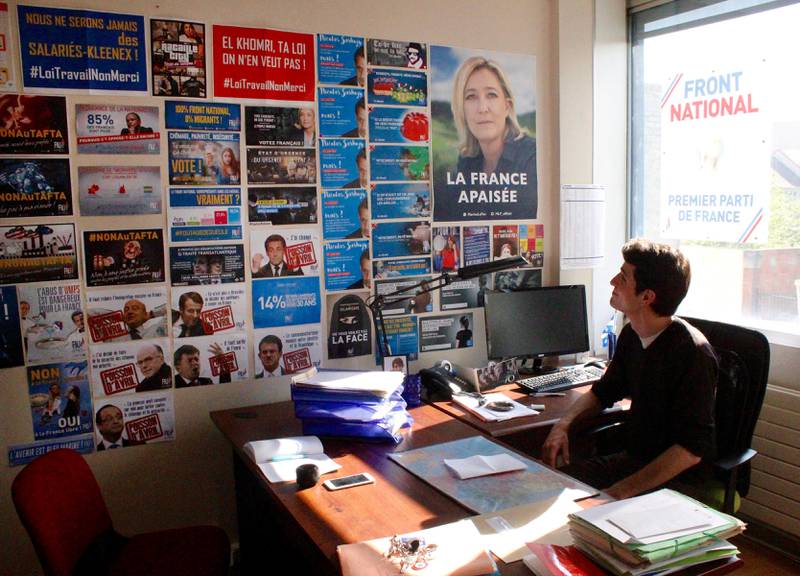 Presidentkandidat og partileder Marine Le Pen har hedersplassen på kontoret til direktør for Nasjonal    Fronts ungdomsparti, Gaëtan Dussausaye.