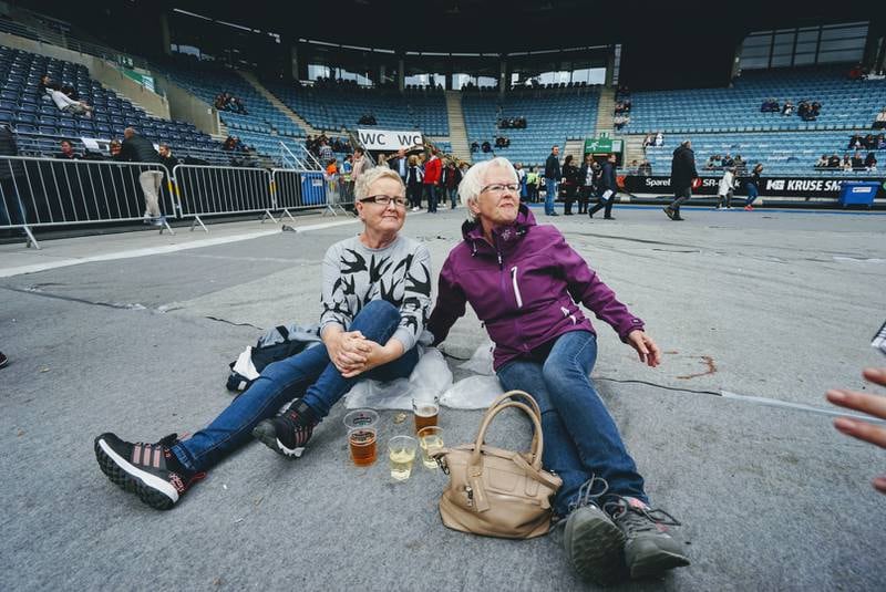 Søstrene Ingvild og Gro Andersen har plassert seg strategisk til på Viking stadion. Foto: Roy Storvik