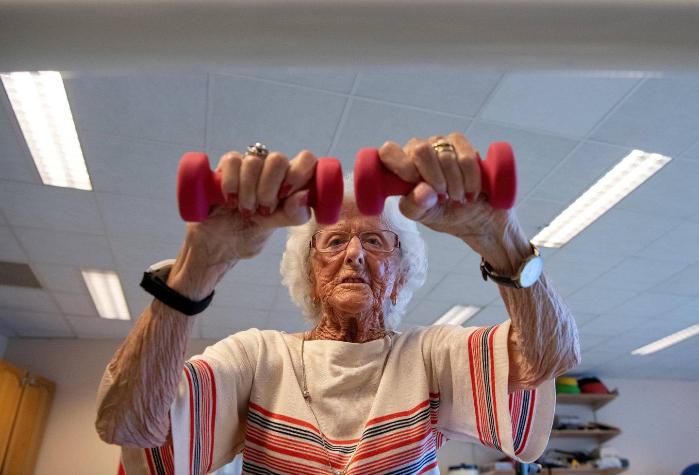 Inger Nielsen (97) deltar ukentlig på treninga i  fallforebyggende gruppe på Lambertseterhjemmet.