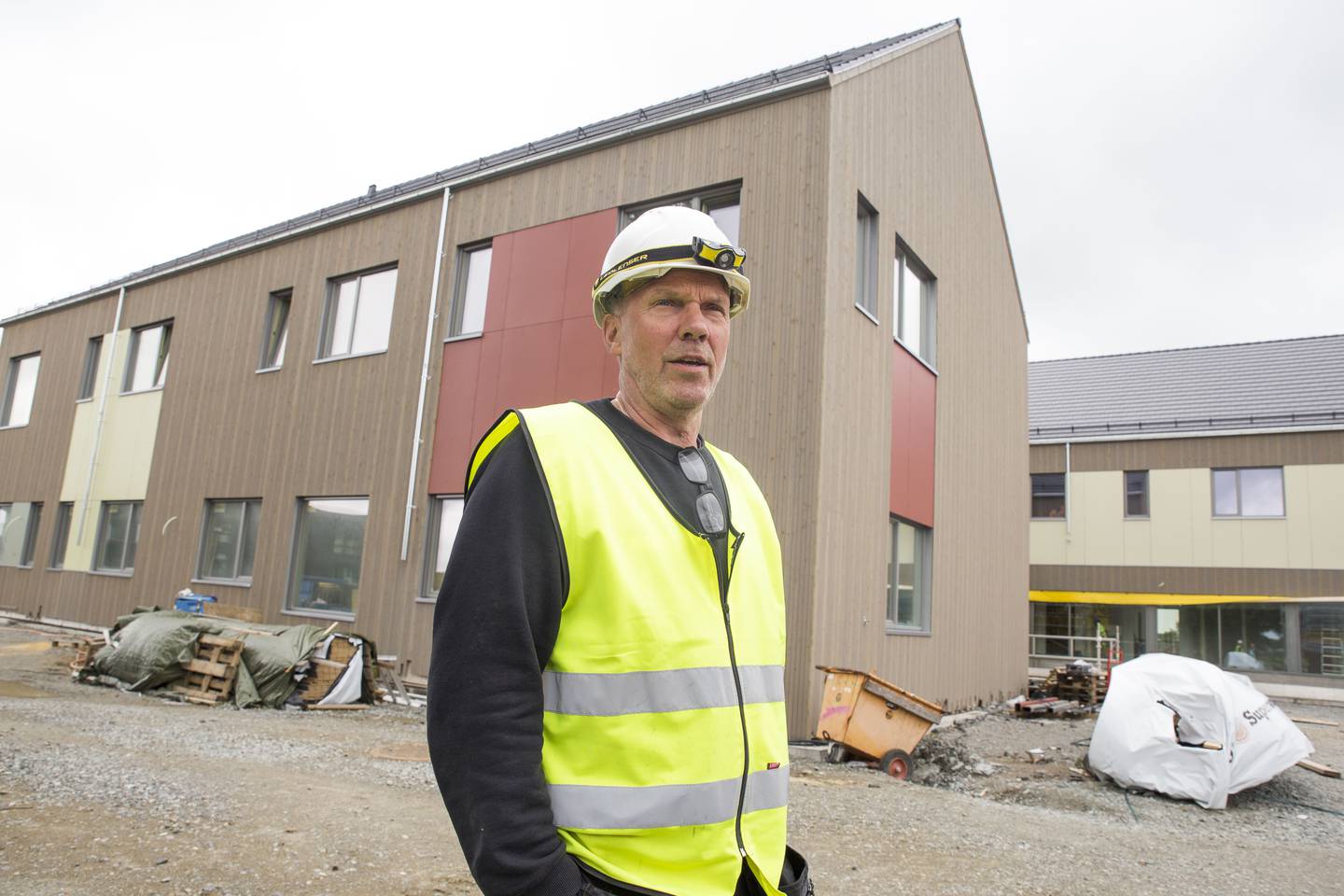 Byggeplassleder Øivind Hjelle i O. Torjussen & Sønner foran nybygget på Malmheim skole i Sandnes.