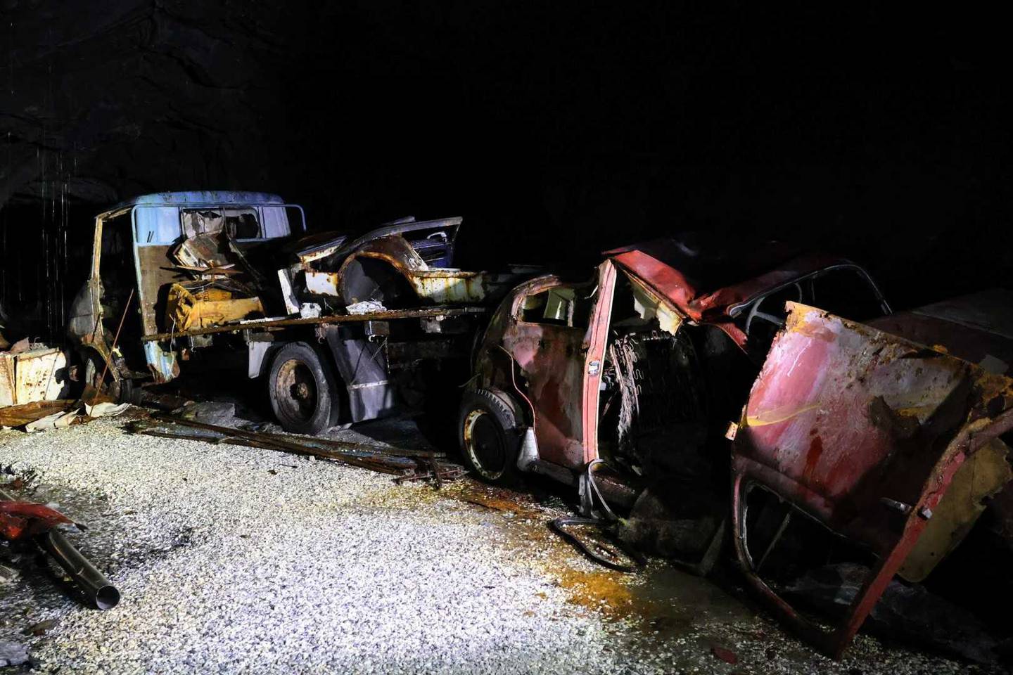 Flere tiår gamle kjøretøy hensatt inne i gruvegangene.