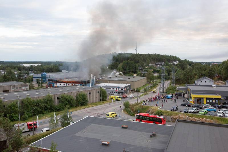 Lokalt brannvesen rykket ut til flere branner i bygninger i 2017 enn i fjor. Her fra brannen i et industribygg på Solgård Skog.