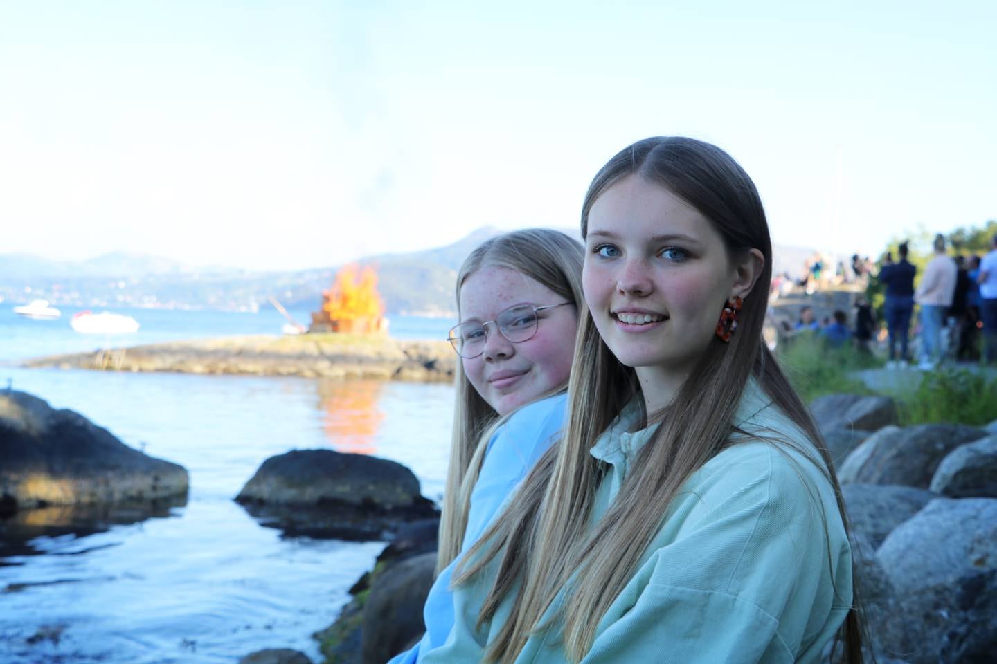 Venninnene Mina Ambjørndalen (15) (t.v) og Kristine Timm Stensrud (14) er på besøk i Stavanger og hadde tatt turen til Rosenli for å se på bålet.