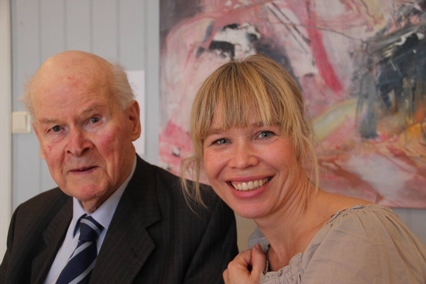 Målfrid Ravnåsen Vangen med Sven Oluf Sørensen (1920-2017), førstehåndskilde til boka "Innseglingen til de lykkelige øyer", og Henrik Sørensens sønn.