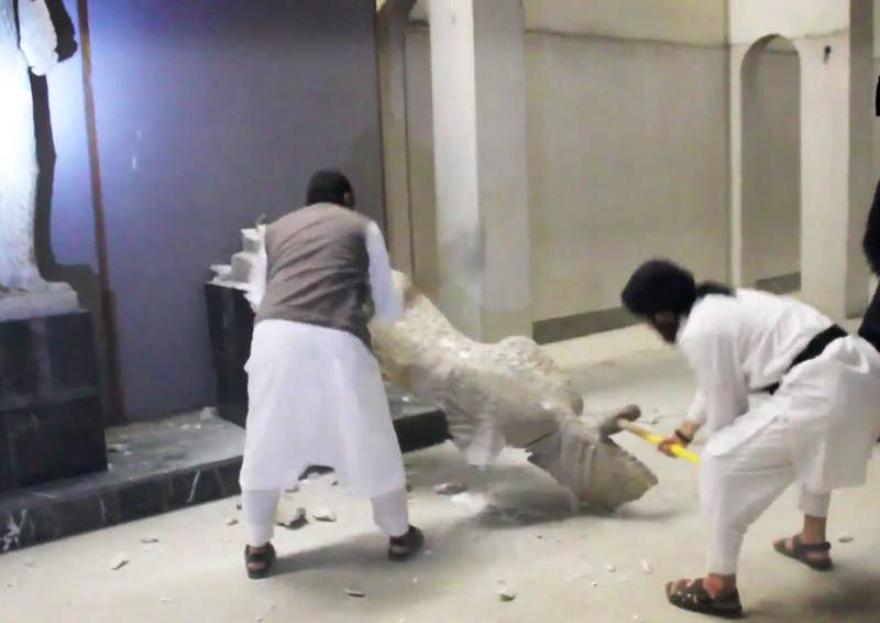 IS ødelegger kunstgjenstander fra oldtiden i Niniveh-museet i Mosul. Filmen som ble offentliggjort 25. februar i år spres via sosiale medier på nettet. – Terrorisme er en type politisk teater, sier Brynjar Lia. FOTO: AP/NTB SCANPIX