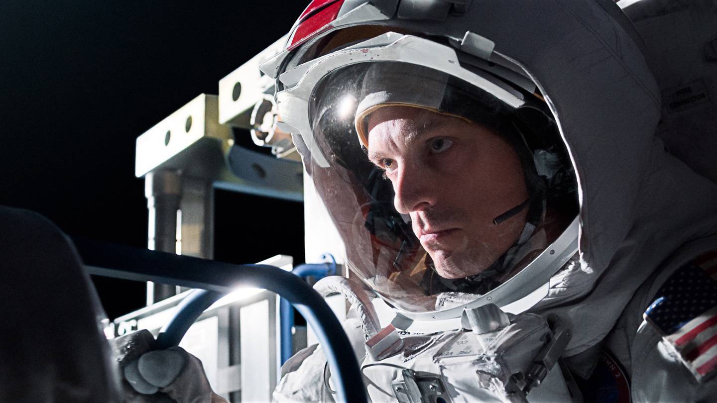 Joel Kinnaman i rollen som den erfarne astronauten Edward Baldwin, som må se russerne snyte amerikanerne for de første skrittene på månens overflate.