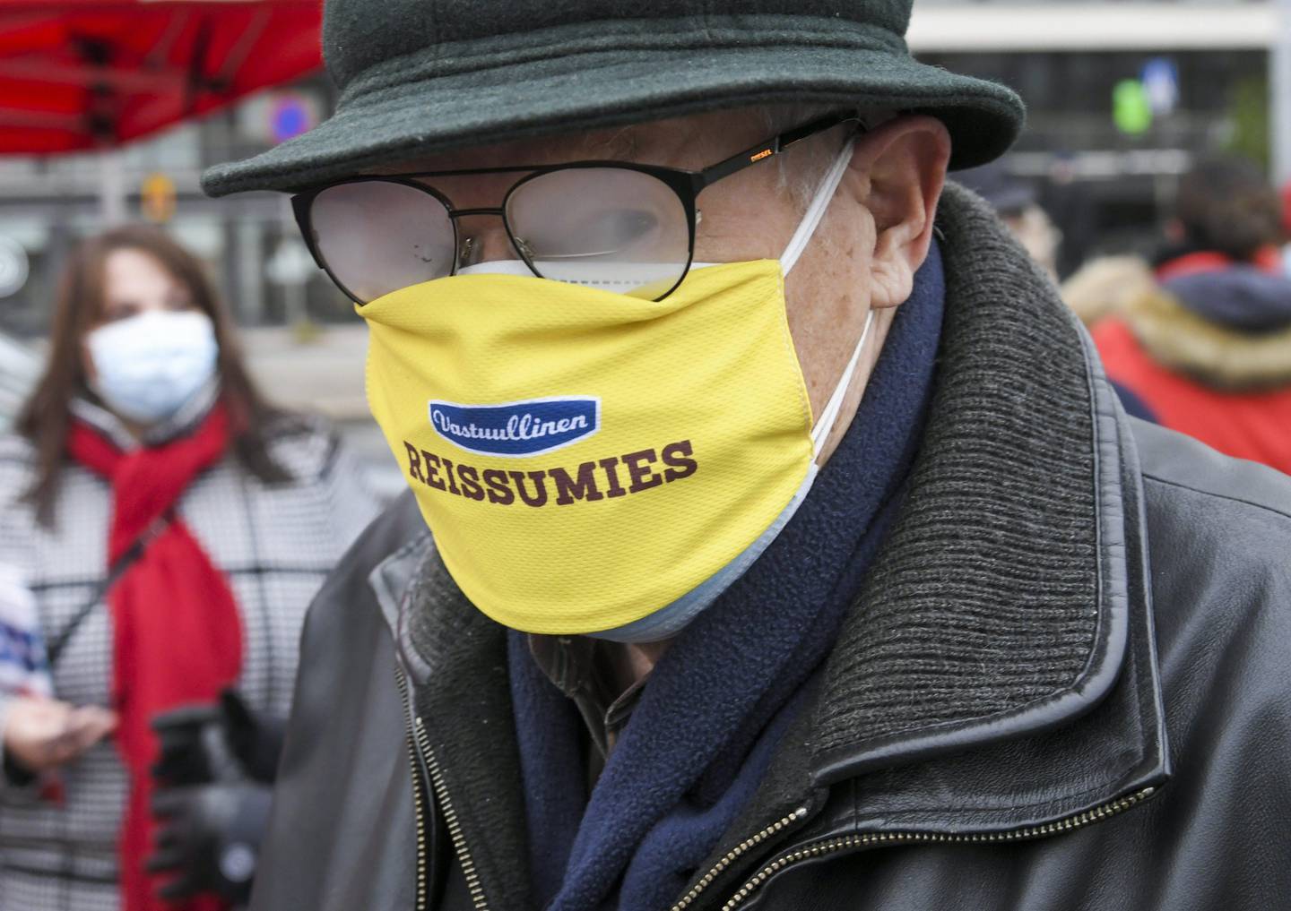 Elderly man with fuzzy eye glasses wears a face mask at the Hakaniemi Sunday market in Helsinki, Finland, on  November 1, 2020, amid the novel coronavirus COVID-19 pandemic. - Finland has now 16 291 confirmed cases of Covid-19 with 358 fatalities. (Photo by Markku Ulander / Lehtikuva / AFP) / Finland OUT
