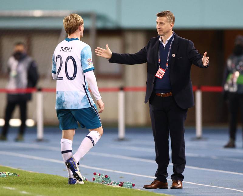 Soccer Football - UEFA Nations League - League B - Group 1 - Austria v Norway - Ernst Happel Stadium, Vienna, Austria - November 18, 2020 Norway's Mats Daehli with caretaker coach Leif Gunnar Smerud after being substituted REUTERS/Lisi Niesner