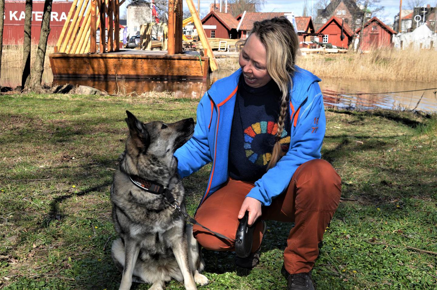En tur på Hvaler med sin trofaste følgesvenn hunden Peggy Lou, hvor Solveig så store mengder søppel og døde fugler i sjøkanten, ble spiren til prosjektet Håpets katedral på Isegran i Fredrikstad.