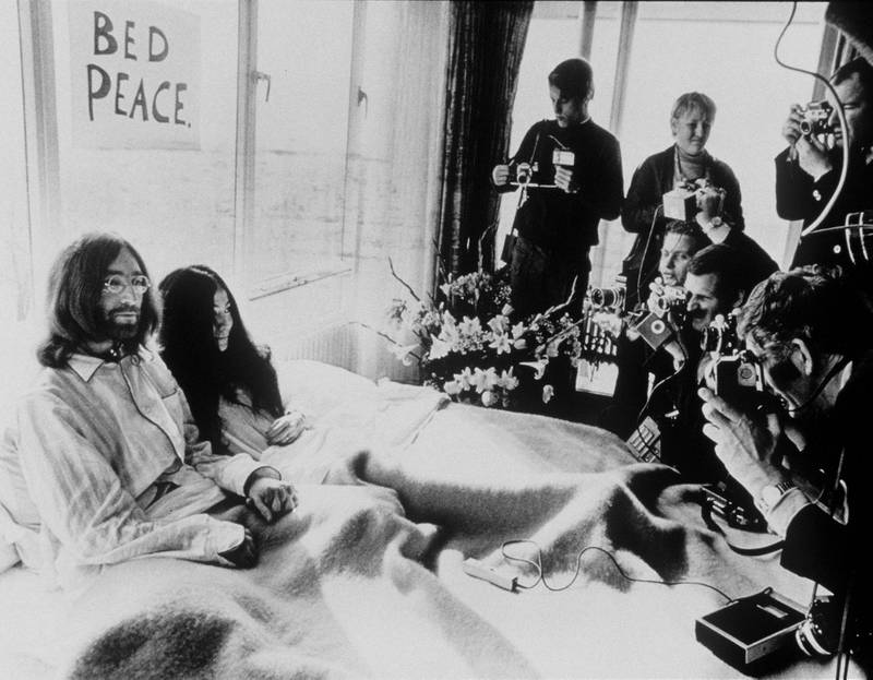 John Lennon og Yoko Ono tar pressen fra senga i Amsterdam i 1969. Deres «Give Peace A Chance» ble en av årets største hits, sammen med «The Ballad Of John And Yoko» med the Beatles. FOTO: AP/NTB SCANPIX