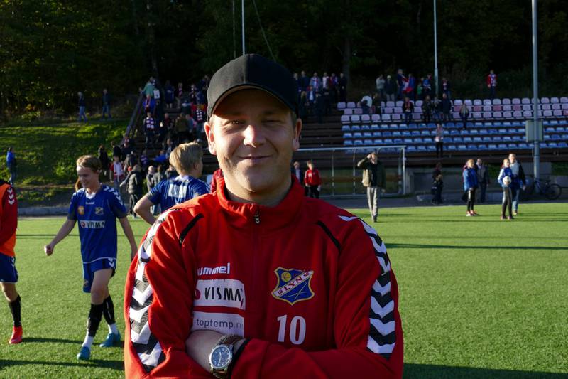 – Det er fremdeles håp om å overleve i 2. divisjon, sier Lyn-trener Mikal Aaserud. Han kunne se laget sitt slå Ullern 3–1 på bortebane i går. FOTO: PER ERIK MOEN