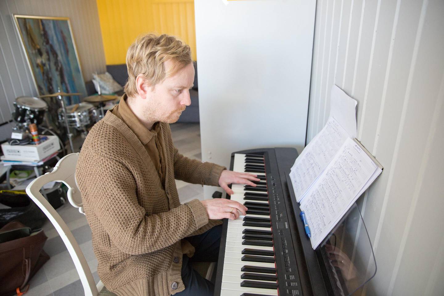 Mossebosatte Stian Omenås er ansvarlig for å samle de lokale musikerne. Han skriver også musikken de skal fremføre.