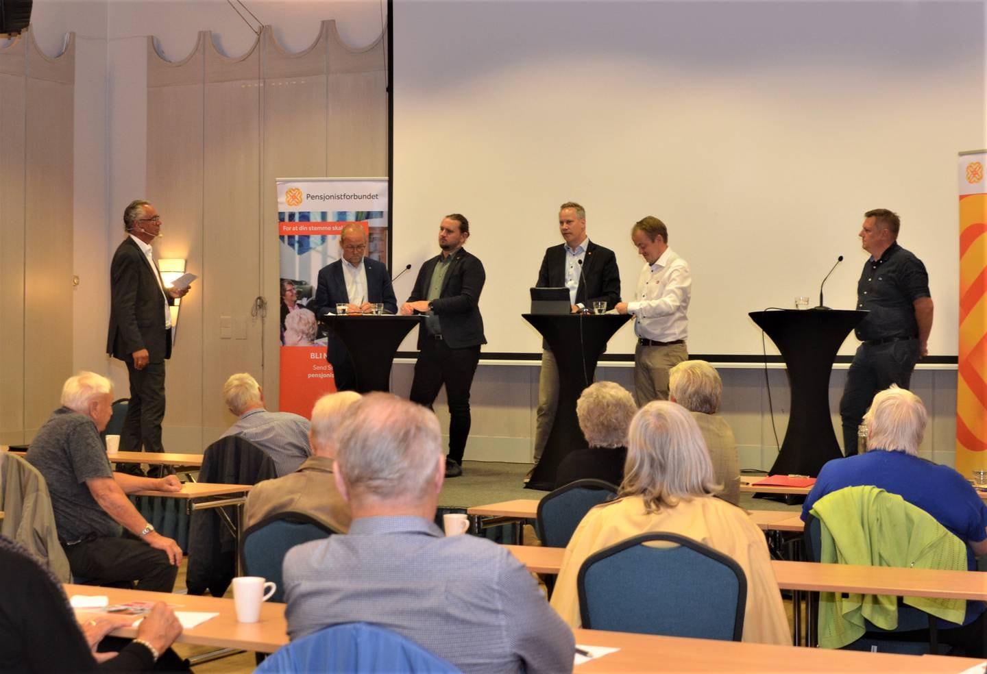 Kjell Werner ledet Pensjonistforbundet Østfolds valgdebatt i Fredrikstad. I panelet Ole André Myhrvold (Sp), Freddy André Øvstegård (SV), Jon-Ivar Nygård (Ap), Erlend Wiborg (Frp) og René Rafshol (H).