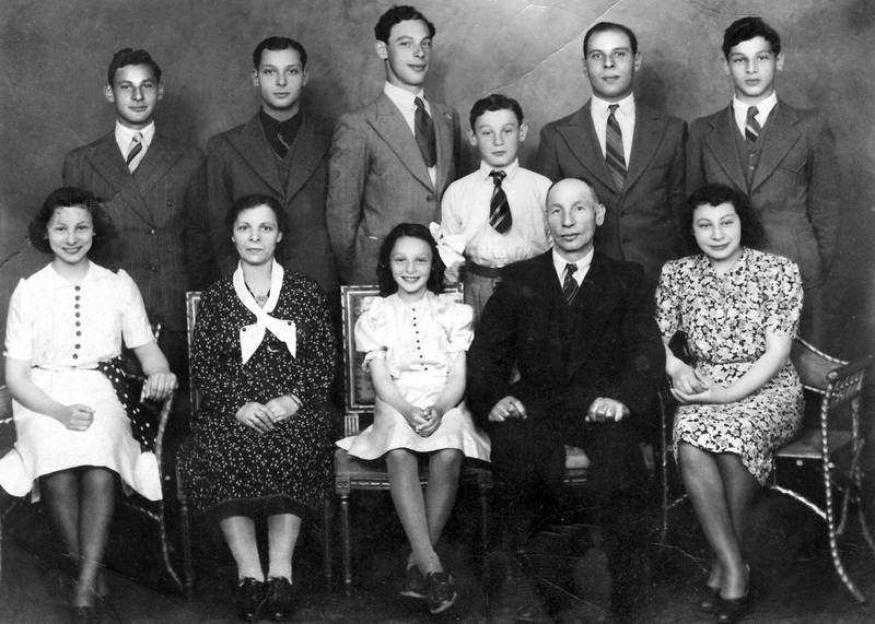 Familien Gorwitz før krigen. Bare Karis far Moritz (nr. tre fra venstre bak) og søsteren Mally (ytterst til høyre foran) overlevde.