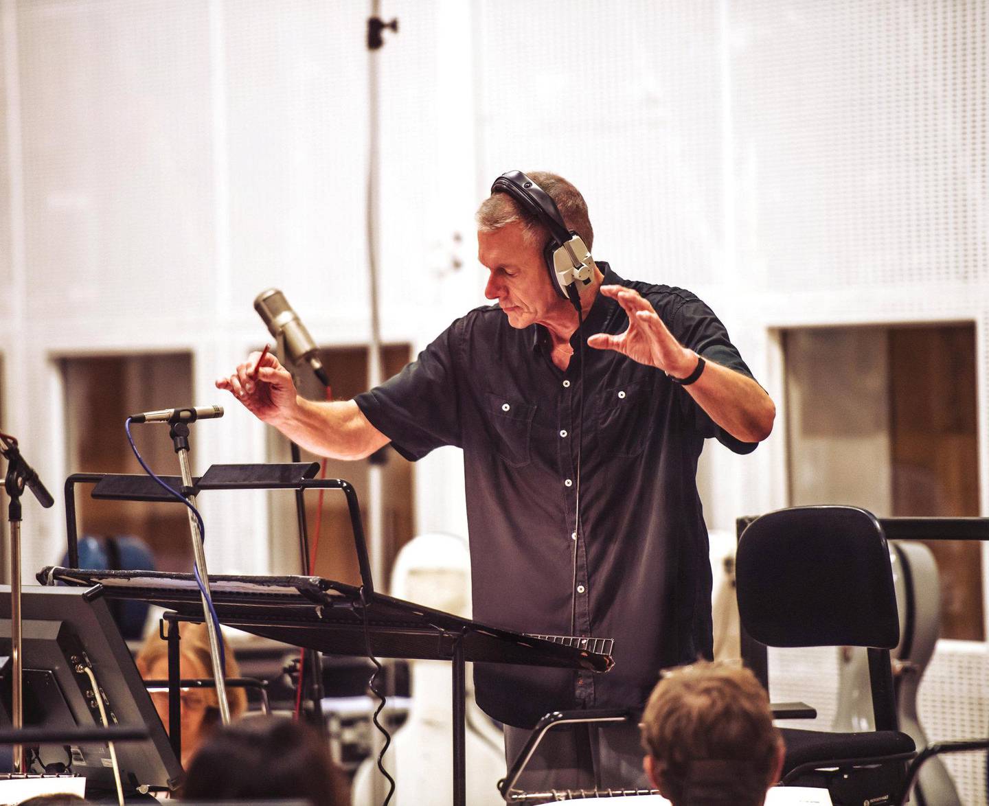 Richard Carpenter dirigerer The Royal Philharmonic Orchestra under innspillingen av det nye albumet i Abbey Road i sommer. FOTO: CARSTEN WINDHORST