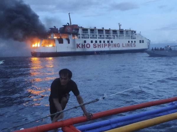 Brann på ferje på Filippinene