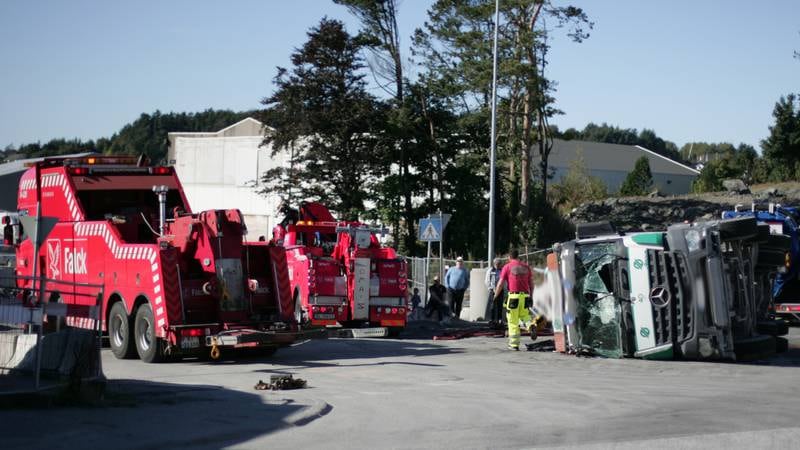 Sementbilen ble fjernet like før klokken 17.00 etter å ha skapt trafikale problemer til og fra Hundvåg hele lørdag. Foto: Sindre Hellevik Lund