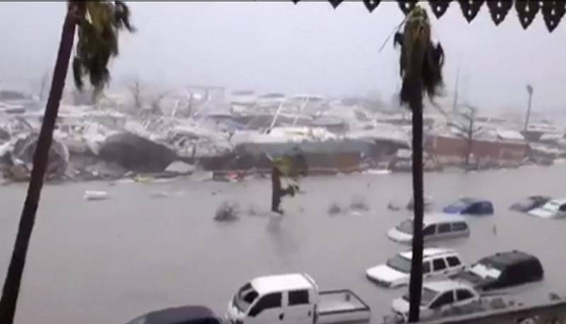 UNDER VANN: Bildet fra en video viser fullstendige oversvømmede gater på øya Saint-Martin, der Irma allerede har vært. FOTO: NTB SCANPIX