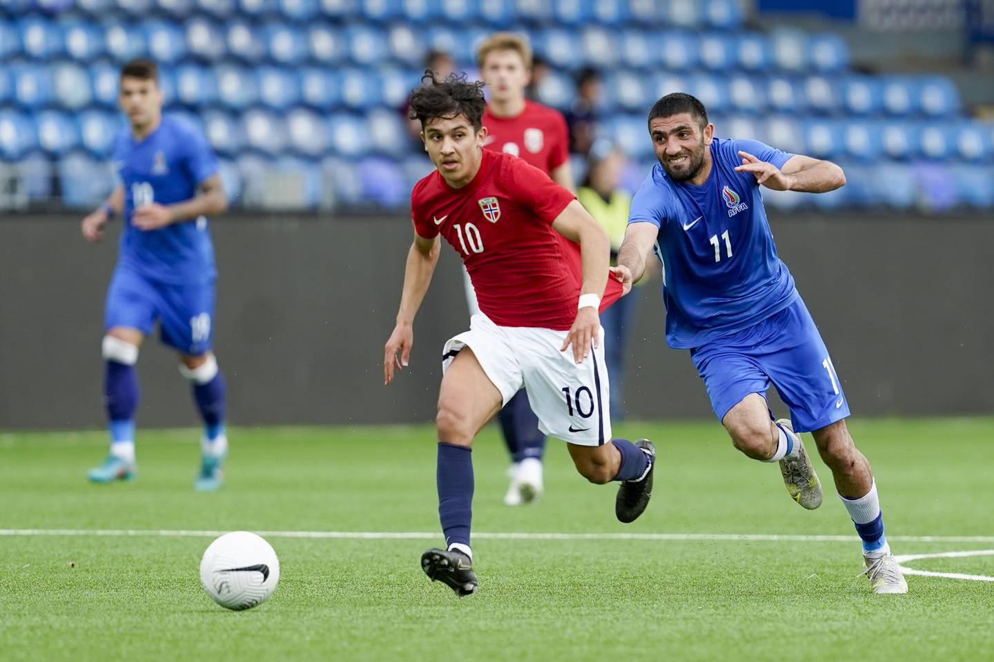 Norges Osame Sahraoui t.v. i duell med Shakir Seyidov i EM-kvalifiseringskampen i fotball  U-21 menn mellom Norge og Aserbajdsjan på Marienlyst stadion i Drammen.
